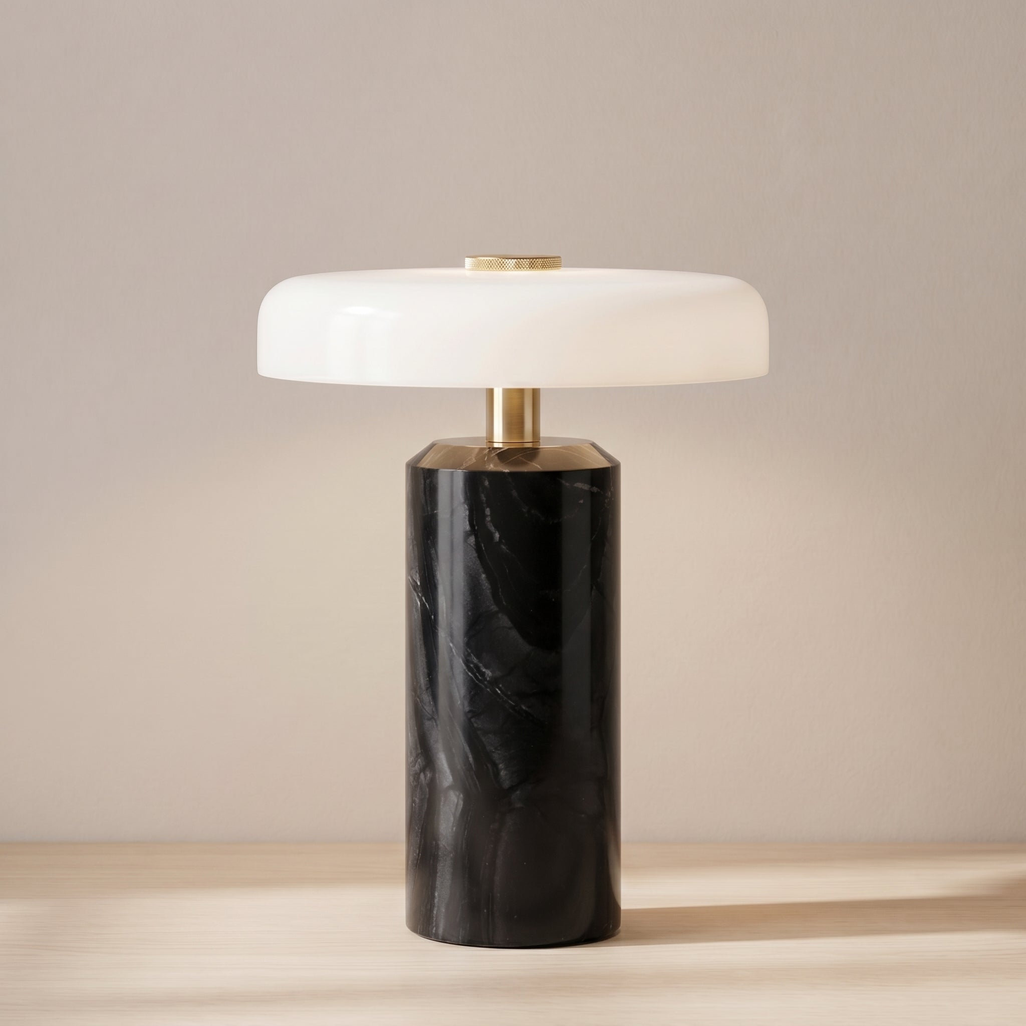 Lampe de table en marbre et verre