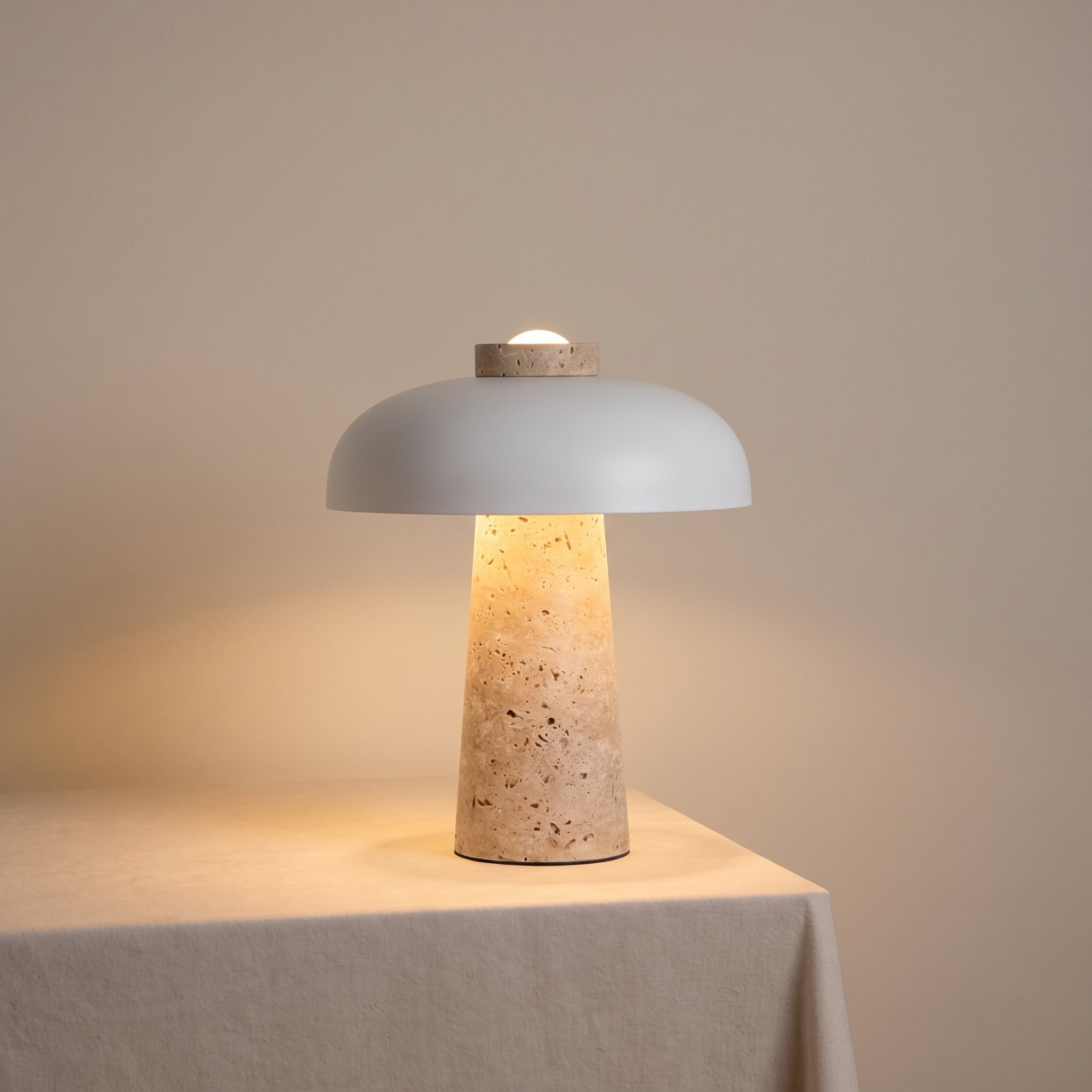 Lampe de table design en travertin
