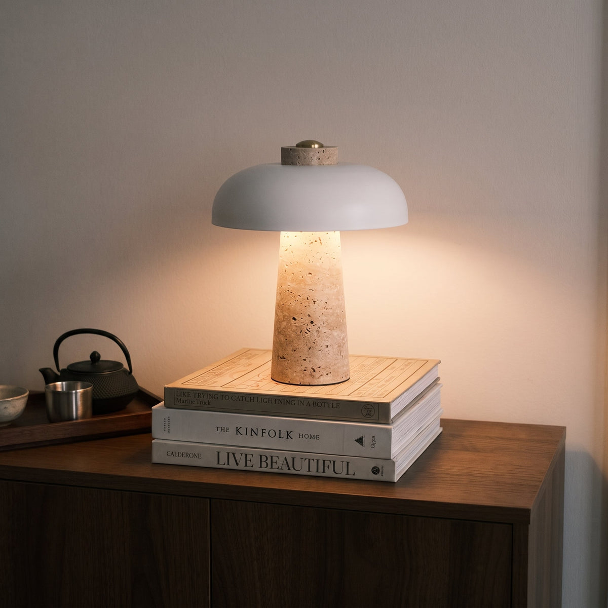 Lampe de table design en travertin