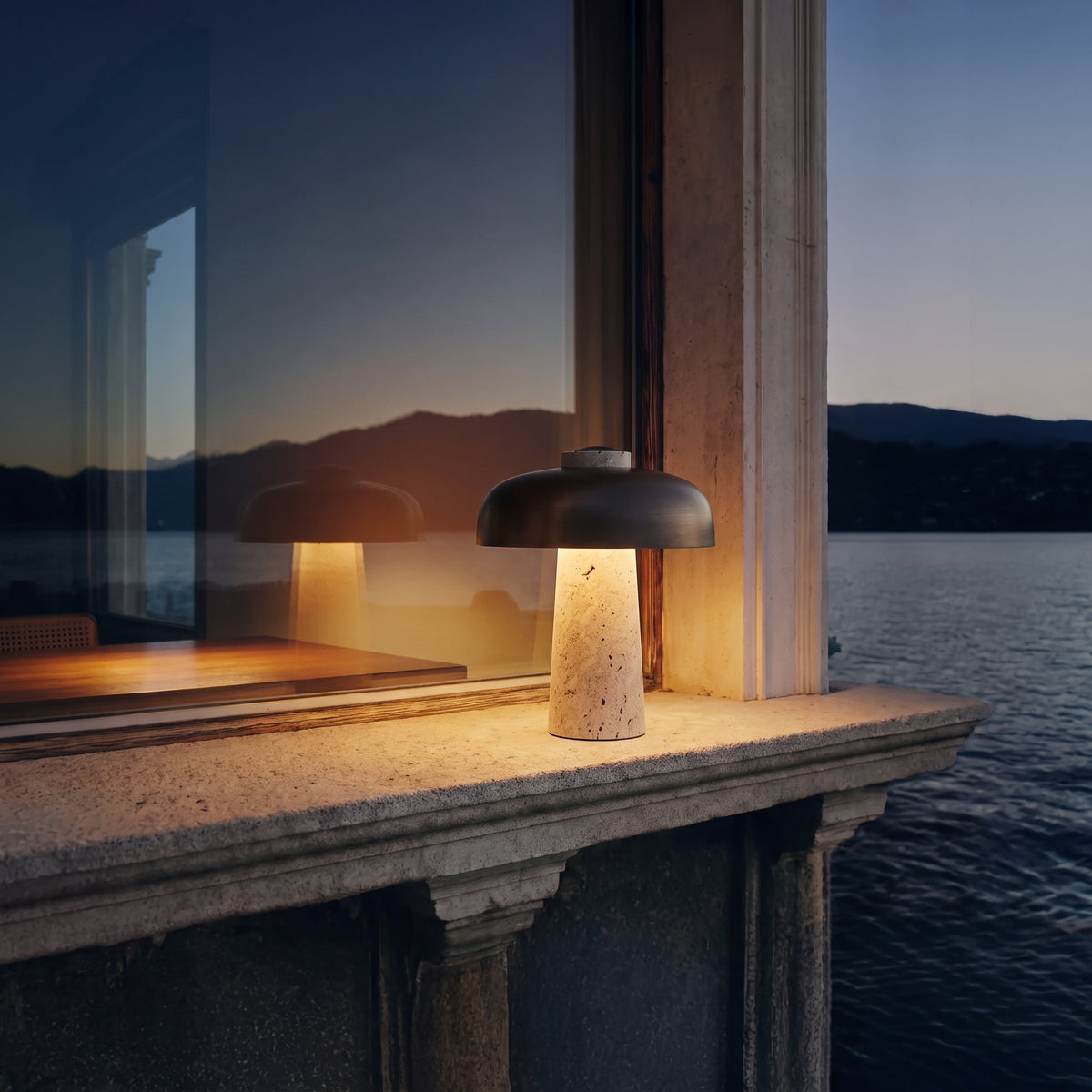 Lampe de table design en travertin