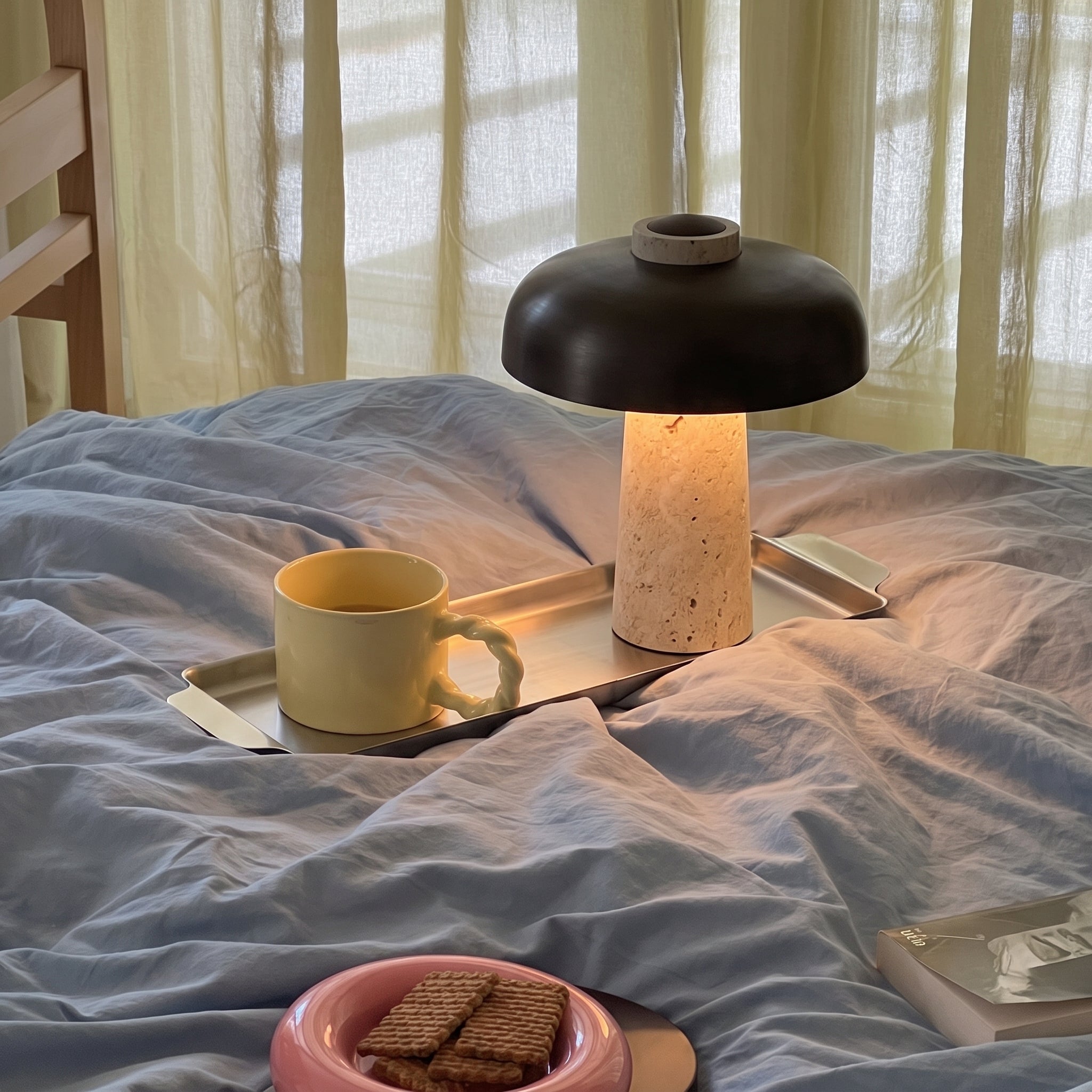 Lampe de table design en travertin