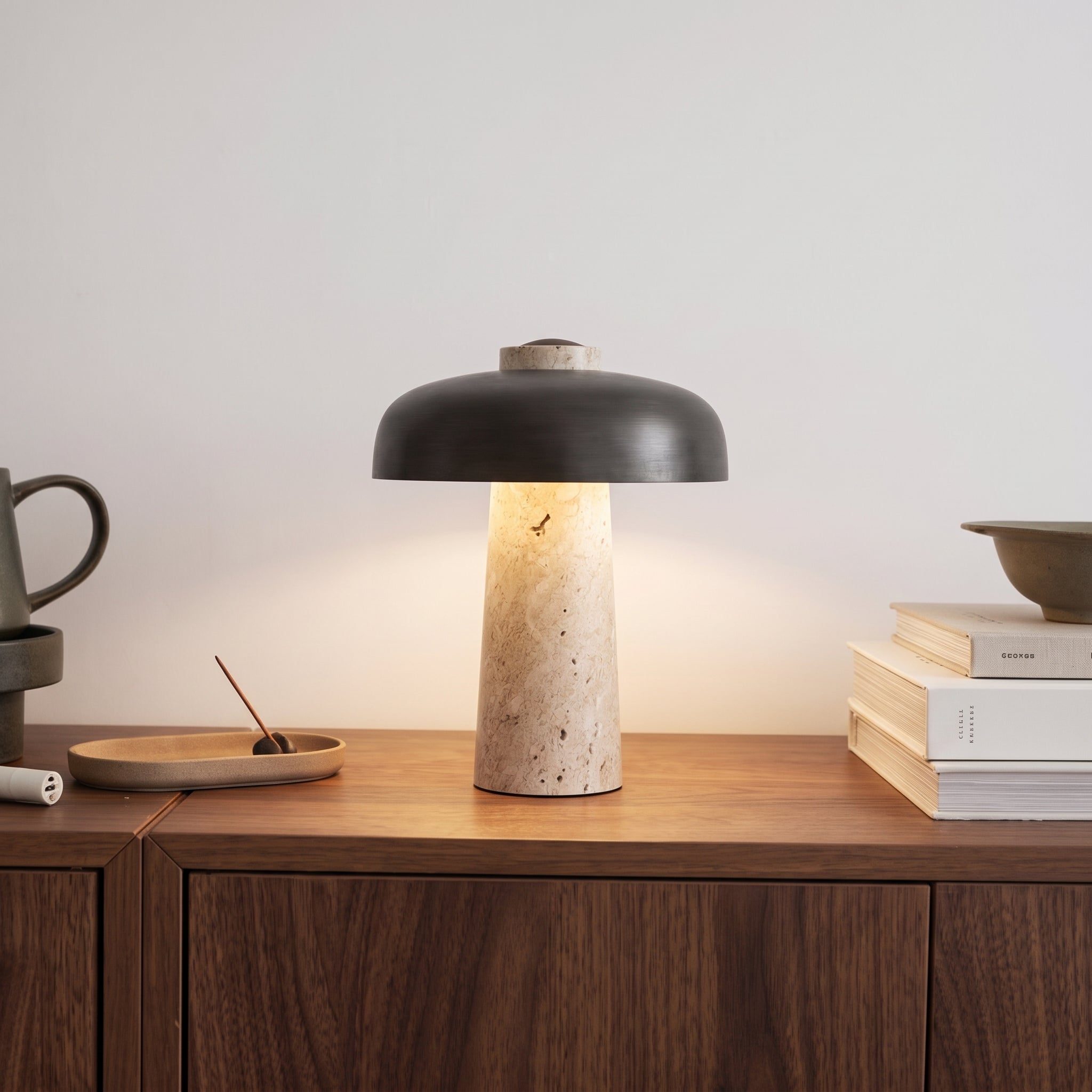 Lampe de table design en travertin
