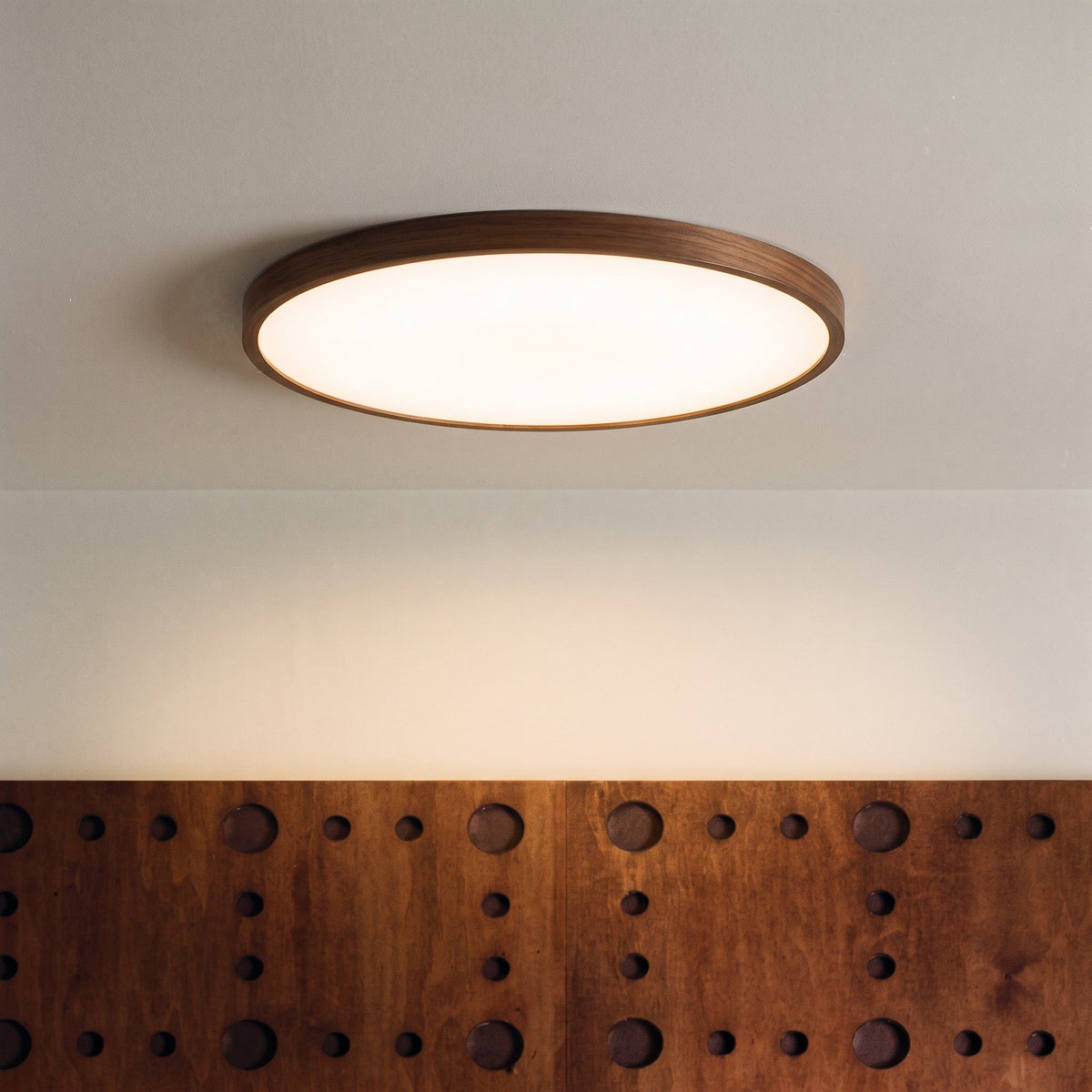 Plafonnier effet bois foncé