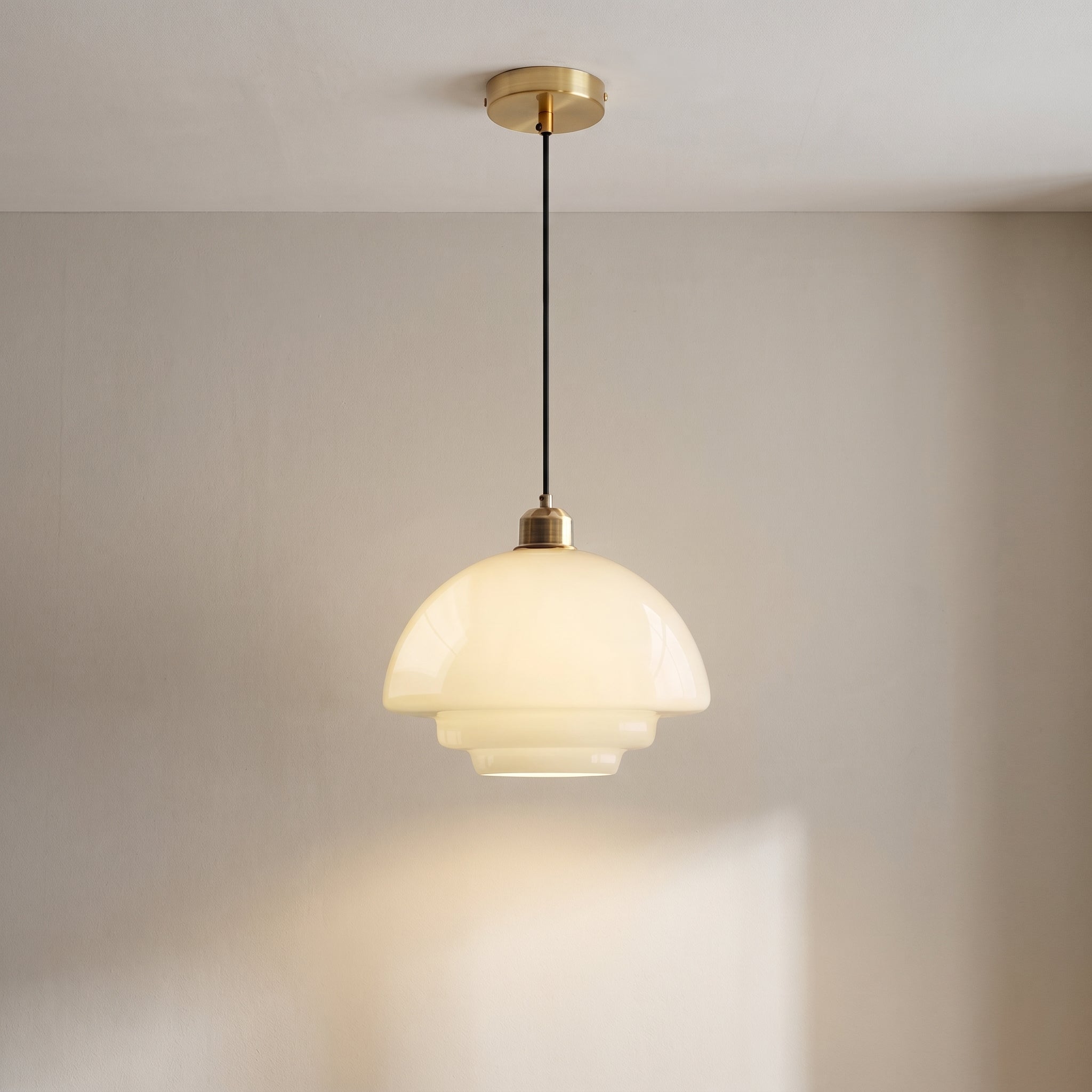 Suspension en verre blanc laiteux